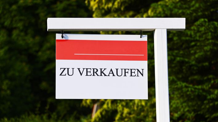Symbolbild: Schild mit Aufschrift Zu verkaufen an einer Wohnimmobilie (Quelle: dpa/Christian Ohde)