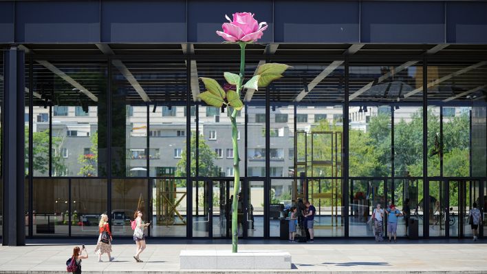 Die Plastik „Pink Rose“ (2016/2023, Aluminium, Stahl, Farbe) von Isa Genzken steht am 11.07.2023 während einer Vorbesichtigung der Ausstellung "Isa Genzken. 75/75" in der Neuen Nationalgalerie vor dem Eingang. (Quelle: dpa/Soeren Stache)