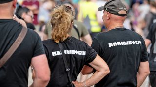 Rammstein Fans stehen am 15.07.2023 vor der Demonstration "Kein Rammstein-Konzert in Berlin!" vor dem Olympiastadion in Berlin. (Quelle: dpa-Bildfunk/Fabian Sommer)