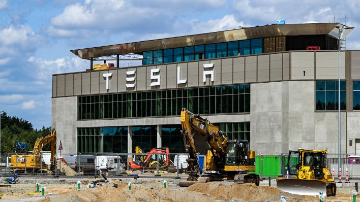 Blick auf das Werk der Tesla Gigafactory Berlin-Brandenburg am 18.07.2023 (Quelle: dpa/Jens Kalaene)