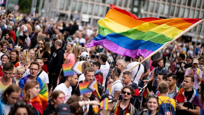 Menschen ziehen auf der 45. Berlin Pride-Parade zum Christopher Street Day (CSD) durch die Stadt. (Quelle: dpa/Fabian Sommer)