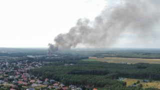 Rauch steigt auf am 22.07.2023 bei einem Brand in einem Chemielager in Zielona Gora, Polen. (Quelle: dpa/PAP/Lech Muszynski)