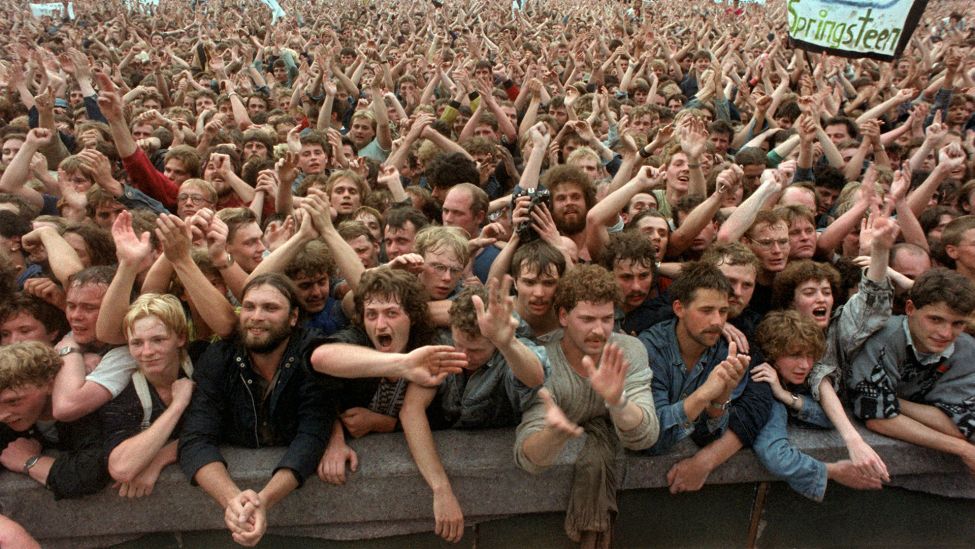 Begeisterte Zuschauer bei einem Konzert des amerikanischen Rockmusiker Bruce Springsteen, auch "The Boss" genannt, 1988 in Ostberlin. (Quelle: dpa/Roland Holschneider)