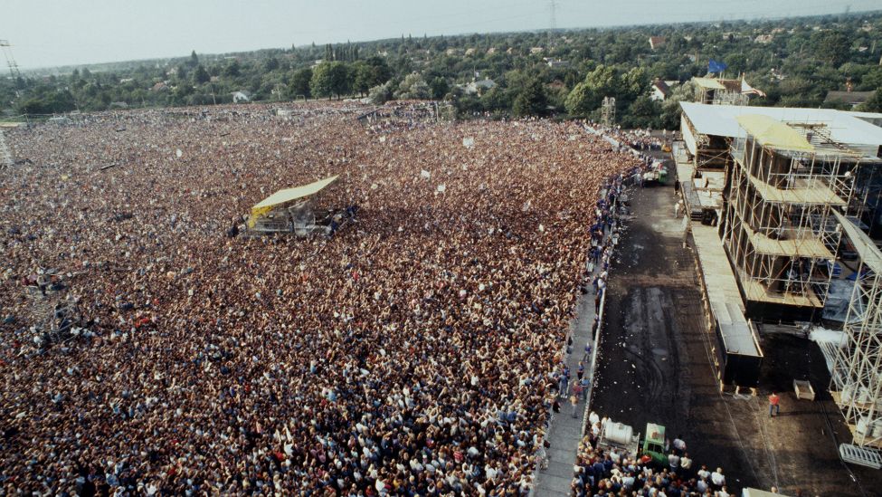 Blick über die rund 300 000 Fans beim Konzert des amerikanischen Rockmusikers Bruce Springsteen am 19. Juli 1988 in Ost-Berlin (DDR). (Quelle: dpa Zentralbild/ADN)