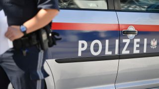 Der Schriftzug "Polizei" auf einem Polizeiauto in Salzburg, Österreich. (Quelle: dpa/APA/Barbara Gindl)
