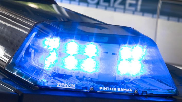 Ein Blaulicht leuchtet auf dem Dach eines Polizeiwagens (Quelle: DPA/Friso Gentsch)