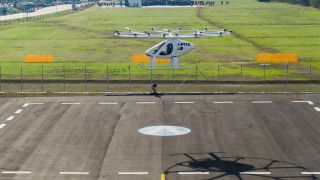 Ein Flugtaxi der Firma Volocopter hebt am Flughafen Fiumicino ab (Bild: Volocopter)