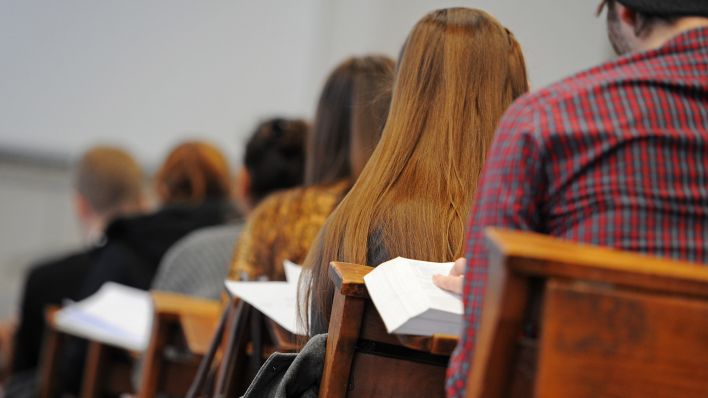 Symbolbild:Studierende sitzen in einer Vorlesung in einem Hörsaal der Humboldt-Universität zu Berlin.(Quelle:dpa/J.Kalaene)