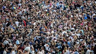 Symbolbild:Viele Menschen auf einem Platz in Berlin versammelt.(Quelle:dpa/B.Pedersen)
