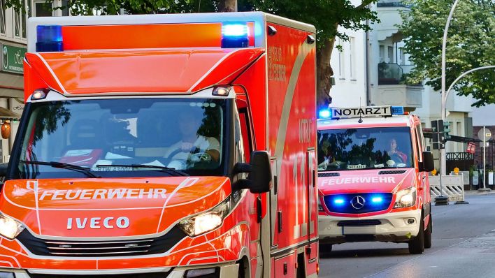 Symbolbild:Ein Krankenwagen (vorne) der Berliner Feuerwehr und ein Notarztwagen fahren in Berlin.(Quelle:dpa/W.Steinberg)