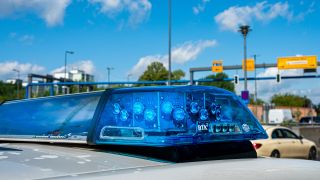 Symbolbild:Blaulicht auf einem Fahrzeug der Polizei.(Quelle:picture alliance/chromorange)