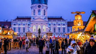 Großer Andrang herrscht im Dezember 2022 auf dem Weihnachtsmarkt Schloss Charlottenburg (Quelle: DPA/Jens Kalaene)
