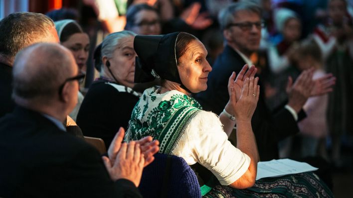 Archivbild:Eine Sorbin in traditioneller Tracht applaudiert im Kulturzentrum während der konstituierenden Sitzung des sorbischen Parlaments Serbski Sejm am 17.11.2018.(Quelle:dpa/O.Killig)