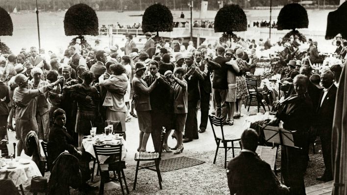 Archivbild:Tanzcafé im Schwedern-Pavillon in Berlin-Wannsee um 1925.(Quelle:picture alliance / akg-images)