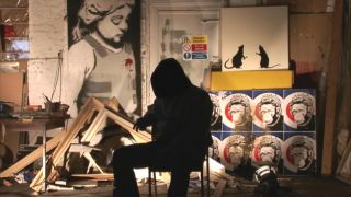 Filmstill: Szene aus dem Kinofilm «Exit Through the Gift Shop» (undatierte Filmszene). Auf der ganzen Welt hinterlässt ein Brite seine Spuren: Wo er war, findet man gesprayte Bilder. «Banksy» ist wohl einer der bedeutendsten Graffiti-Künstler überhaupt, dennoch kennt kaum jemand seine wahre Identität. (Quelle: dpa/Alamode Film)