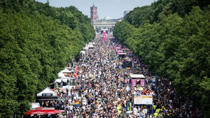 Zahlreiche Menschen haben sich bei der 45. Berlin Pride-Parade zum Christopher Street Day (CSD) auf der Straße des 17. Juni vor dem Brandenburger Tor versammelt. Der Berliner CSD ist eine der größten Veranstaltungen der lesbischen, schwulen, bisexuellen, trans-, intergeschlechtlichen und queeren (LGBTIQ) Community in Europa. (Quelle: dpa/Hannes P. Albert)