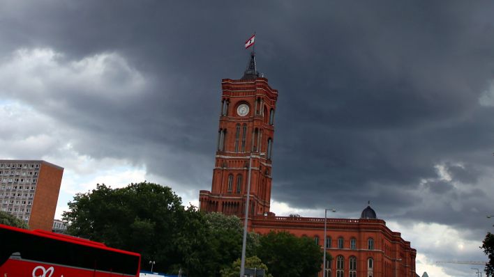 Archivbild: Dunkle Regen- und Gewitterwolken sind bei Temperaturen um 17 Grad Celsius über dem Roten Rathaus zu sehen. (Quelle: dpa/W. Kumm)