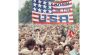 Ost-deutsche Fans halten beim Bruce Springsteen Konzert 1988 in Weißensee eine Fahne "Born in the USA" hoch. (Quelle: dpa/AP Photo/Andreas Schoelzel)