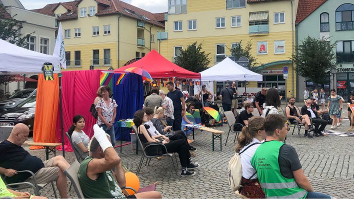 Vor dem Hintergrund des Brandanschlags auf eine Kirche im südbrandenburgischen Spremberg hat das Bündnis #unteilbar-Spremberg am Samstag ein Fest für Solidarität und Vielfalt organisiert. (Foto: dpa)