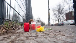 Kerzen und Blumen stehen unweit der Stelle, an der das zuvor als vermisst geltende verletzte Mädchen (5) gefunden wurde. (Quelle: dpa/Paul Zinken)