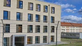 Ein hoher Zaun umgibt die Erstaufnahme-Einrichtungen (EAE) des Landes Brandenburg in Eisenhüttenstadt. (Quelle: dpa/Patrick Pleul)