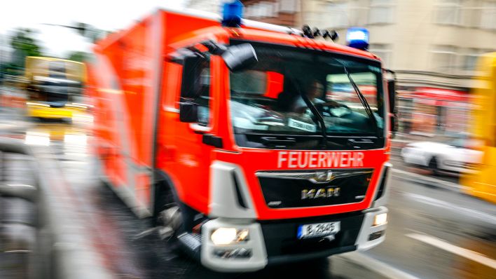 Ein Fahrzeug der Berliner Feuerwehr auf dem Weg zum Einsatzort. (Quelle: dpa/Jochen Eckel)