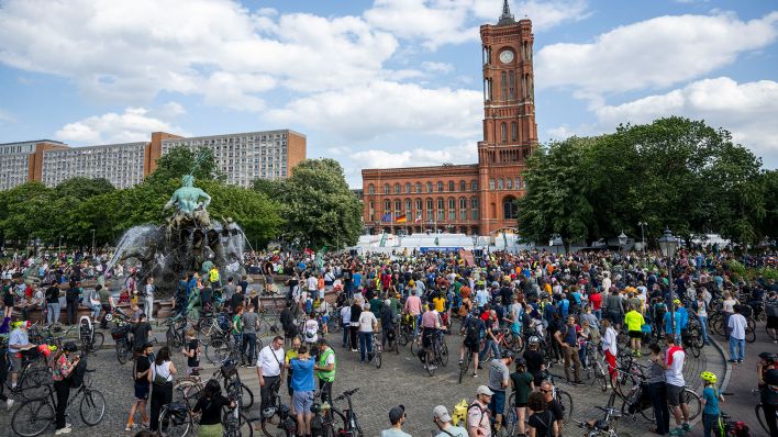 Teilnehmer einer Demonstration gegen Einschränkungen beim Radwegeausbau in Berlin versammeln sich bei einer Abschlusskundgebung vor dem Roten Rathaus. (Quelle: dpa/Christophe Gateau)
