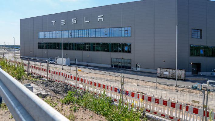 Grünheide, die Baustelle für die Erweiterung der Tesla Gigafactory im märkischen Grünheide in Brandenburg mit einem großen Gebäude, auf dem der TESLA-Schriftzug steht. (Quelle: dpa/Vladimir Menck)
