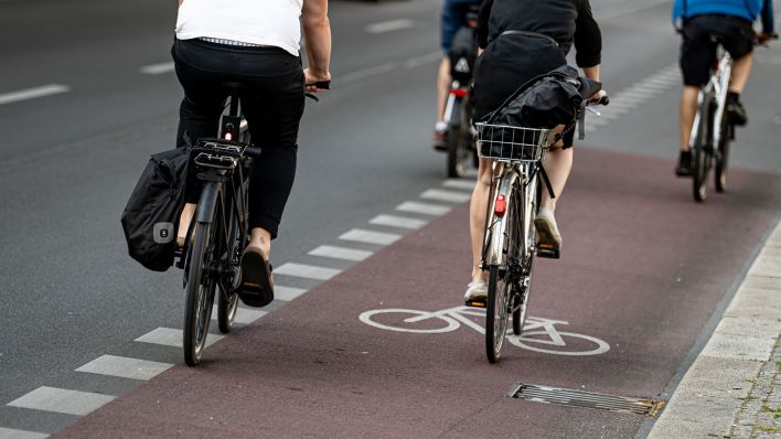 Fahrradfahrer fahren auf einem Radweg in Berlin-Friedrichshain. (Quelle: dpa/Fabian Sommer)