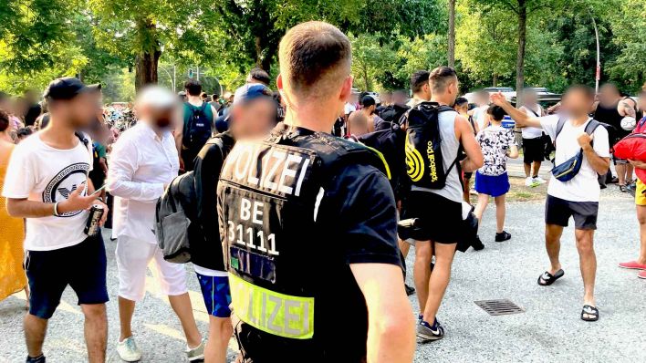 Polizisten stehen vor dem Eingang des Sommerbad in Neukölln. Das Berliner Freibad wird wegen seiner Lage am Columbiadamm auch Columbiabad genannt. (Foto: dpa)