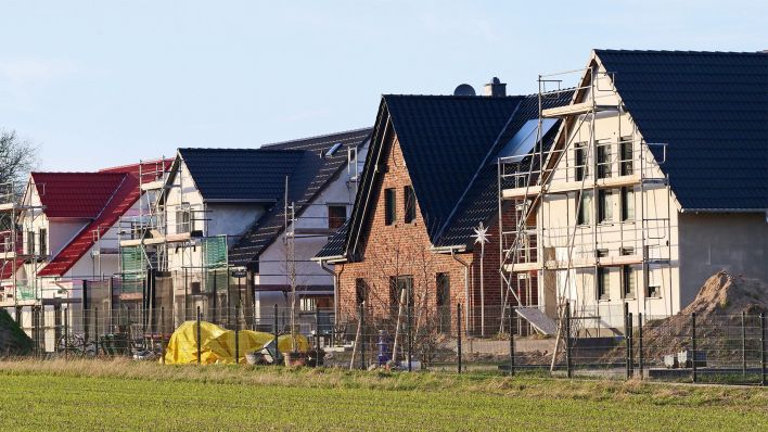Mehrere Einfamilienhäuser werden in Großbeeren, Brandenburg gebaut (Bild: dpa/Wolfram Steinberg)