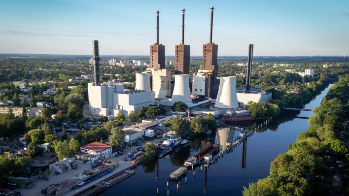 Symbolbild: Blick auf das Heizkraftwerk auf Erdgasbasis in Lichterfelde am frühen Morgen. Das Kraftwerk versorgt rund 100 000 Haushalte mit Strom und Fernwärme. (Quelle: dpa/K. Nietfeld)
