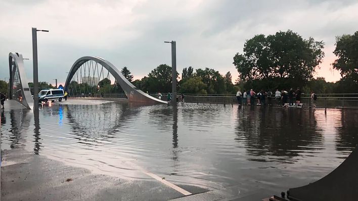 Archivbild: Die Polizei sperrt wegen Überschwemmung die Fahrbahn an der Freybrücke in Spandau. (Quelle: dpa/G. Bandelin)