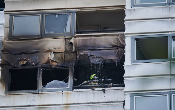 Ein Feuerwehrmann löscht einen Brand in einem Hochhaus. Wegen eines Brandes im zwölften Stock eines Hochhauses in Berlin sind zwei Menschen aus dem Gebäude gesprungen und ums Leben gekommen.(Foto: dpa)
