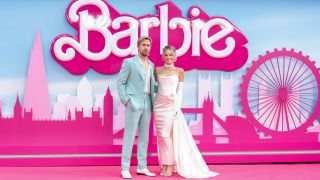 Ryan Gosling und Margot Robbie stehen bei der Barbie-Premiere in London auf dem pinken Teppich (Quelle: imago images/Avalon/James Warren).