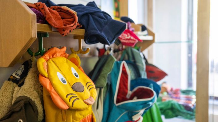 Symbolbild: Kinderrucksäcke hängen in einer Garderobe einer Kita. (Quelle: dpa/C. Gateau)