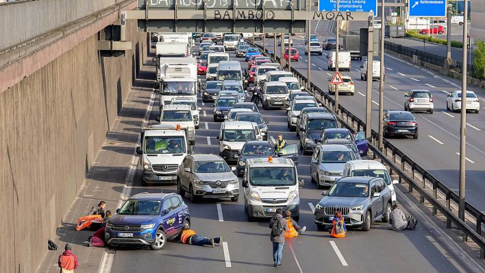 Archivbild: Berlin, Die Aktivisten der Gruppe Letzte Generation bei einer Blockade-Aktion auf der Autobahn A100. (Quelle: dpa/sulupress)