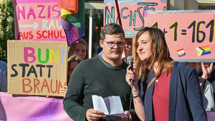 Archivbild: Die beiden Lehrer, die kürzlich einen Brandbrief zum Thema Rechtsextremismus an ihrer Schule geschrieben hatten, sprechen auf der Demonstration «Vielfalt statt Einfalt - Schule ohne Diskriminierung» vor dem Schulamt in Cottbus. (Quelle: dpa/P. Pleul)