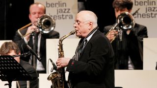 Archivbild: The Berlin Jazz Orchestra mit Saxophonist Ernst-Ludwig Petrowsky. (Quelle: dpa/Hoensch)