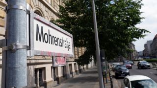 Archivbild: Ein Schild "Mohrenstraße" am Zietenplatz in Mitte. (Quelle: dpa/S. Stache)