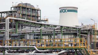 Archivbild: Ein Turm mit einem "PCK"-Logo ist auf dem Gelände der PCK-Raffinerie zu sehen. (Quelle: dpa/J. Carstensen)