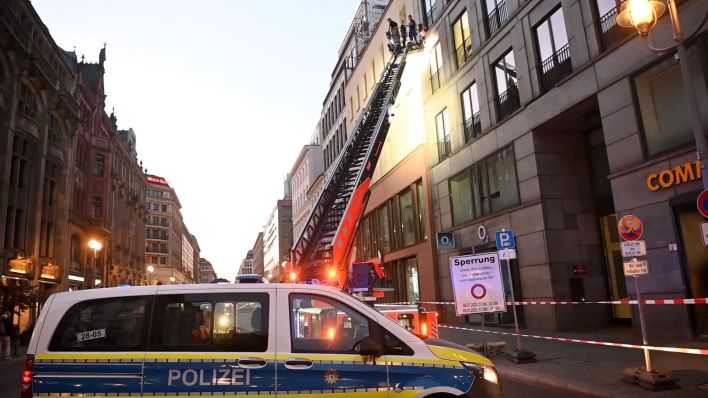 Polizeieinsatz in Berlin Mitte - Zwei Angestellte des Zentralen Objektschutzes wurden in der Friedrichstraße 79 von einem Bauteil getroffen und verletzt. (Quelle: Network Pictures)