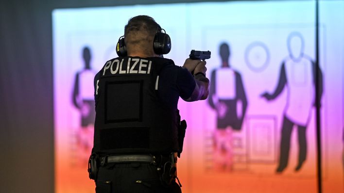 Symbolbild: Ein Polizeischüler bei der Schießübung in der Schießanlage die Polizeiakademie. (Quelle: dpa/B. Pedersen)