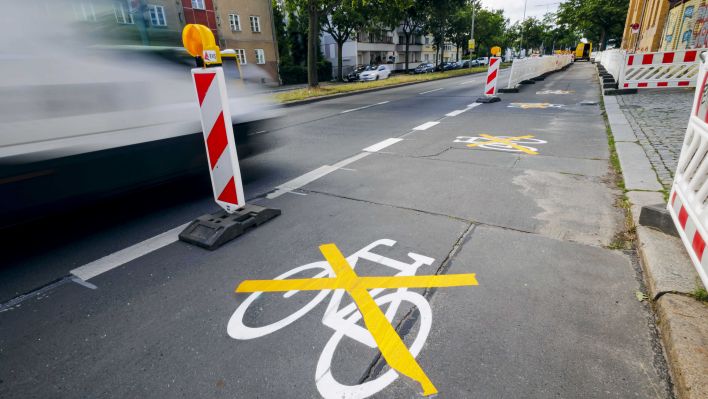Archivbild: Das Piktogramm fuer einen neuen Radweg in der Ollenhauerstrasse in Berlin Reinickendorf wurde mit einer gelben Markierung durchkreuzt. (Quelle: dpa/T. Trutschel)