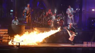 Archivbild: Rammstein Frontsänger Till Lindemann (r) feuert auf der Bühne mit einem Flammenwerfer auf Band-Mitglied Christian Lorenz (l) während des Titels «Mein Teil». (Quelle: dpa/M. Krudewig)