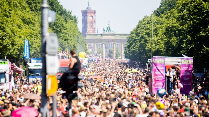 Hunderttausende Menschen auf der "Rave the Planet"-Demo vor der Siegessäule