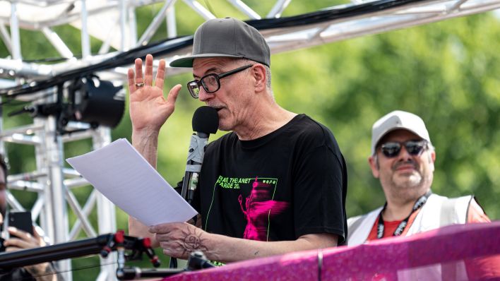 Dj Motte spricht auf der "Rave the Planet"-Technoparade auf der Straße des 17 Juni. (Quelle: dpa/F. Sommer)