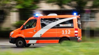 Symbolbild: Ein Rettungswagen der Berliner Feuerwehr faehrt bei einem Notfalleinsatz mit Blaulicht ueber eine Strasse. (Quelle: dpa/W. Steinberg)