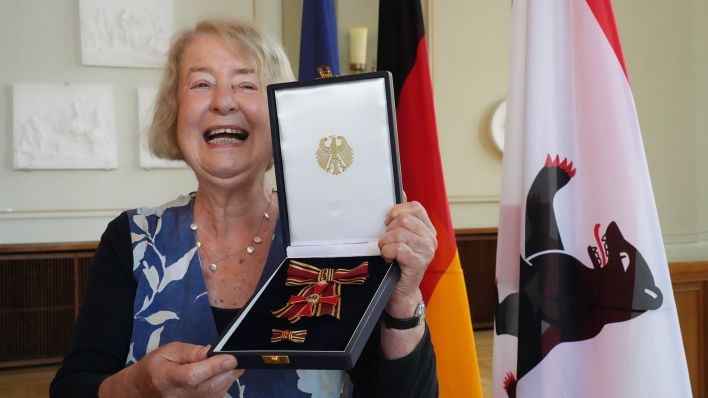 Hilde Schramm, ehemalige Vizepräsidentin des Berliner Abgeordnetenhauses, freut sich nach der Verleihung des Grossen Verdienstkreuzes des Verdienstordens der Bundesrepublik Deutschland. (Quelle: dpa/S. Stache)