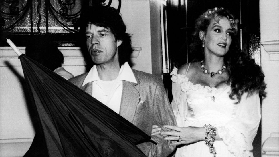Mick Jagger und Jerry Hall am 27.07.1985 in New York City auf dem Weg zu einem Geburtstag. (Quelle: dpa/AP Photo/Frankie Ziths)